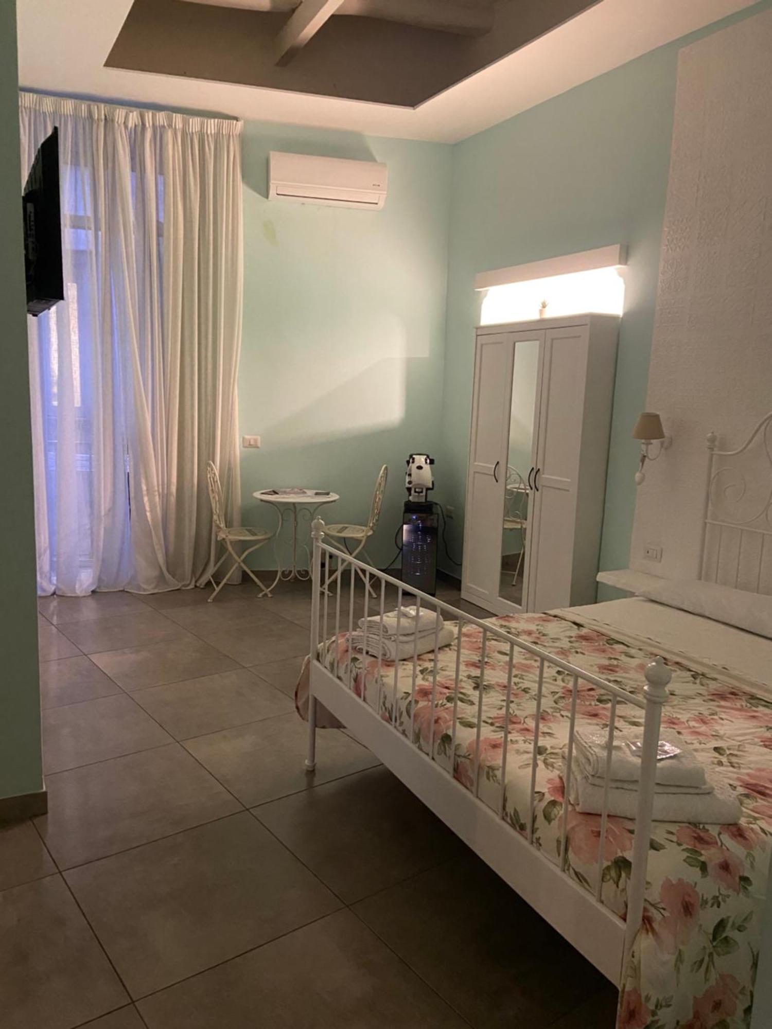 Beb La Gemma Bed & Breakfast Napoli Bagian luar foto