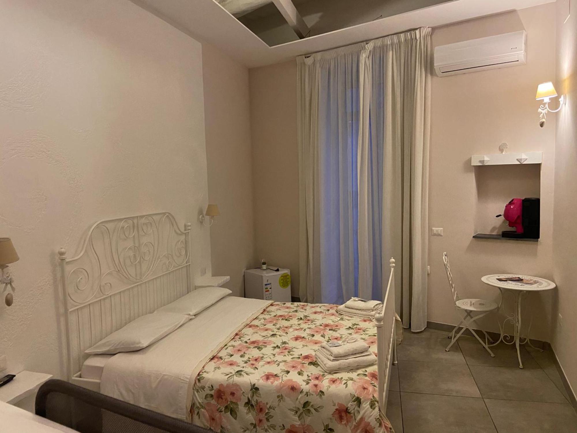 Beb La Gemma Bed & Breakfast Napoli Bagian luar foto