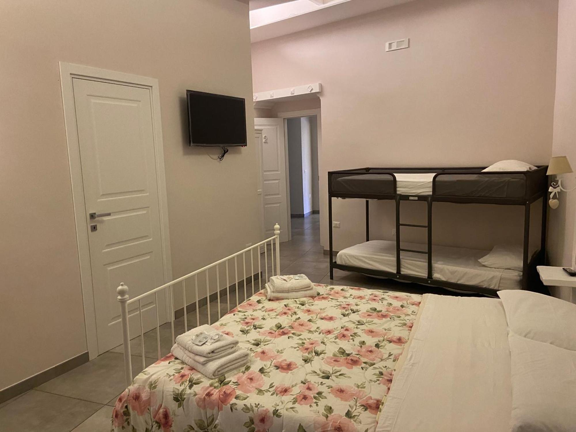 Beb La Gemma Bed & Breakfast Napoli Bagian luar foto