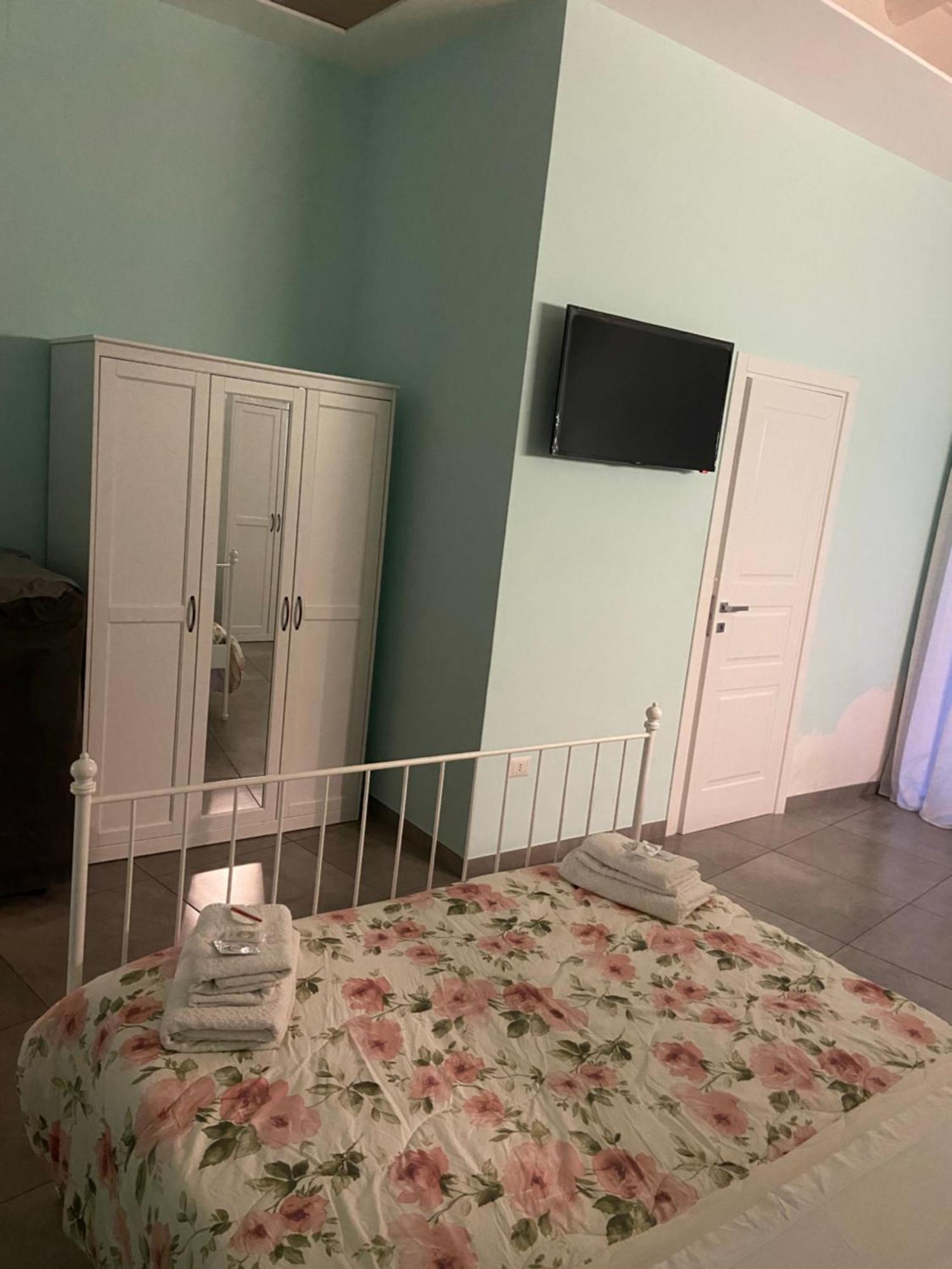 Beb La Gemma Bed & Breakfast Napoli Bagian luar foto