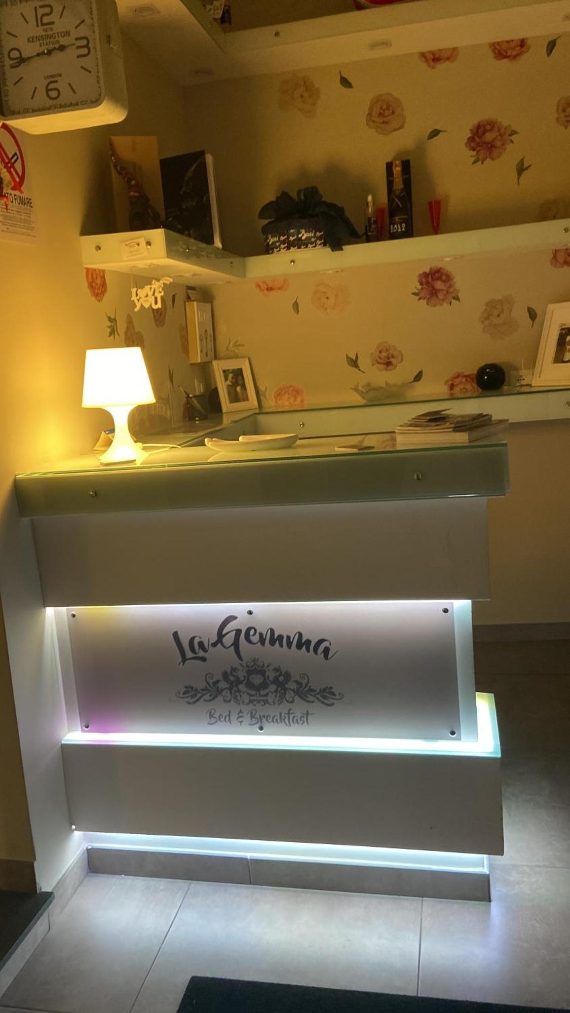 Beb La Gemma Bed & Breakfast Napoli Bagian luar foto