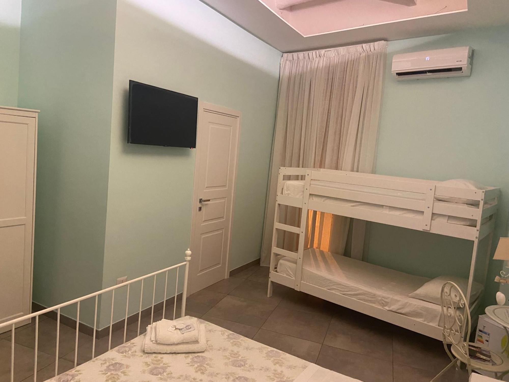 Beb La Gemma Bed & Breakfast Napoli Bagian luar foto