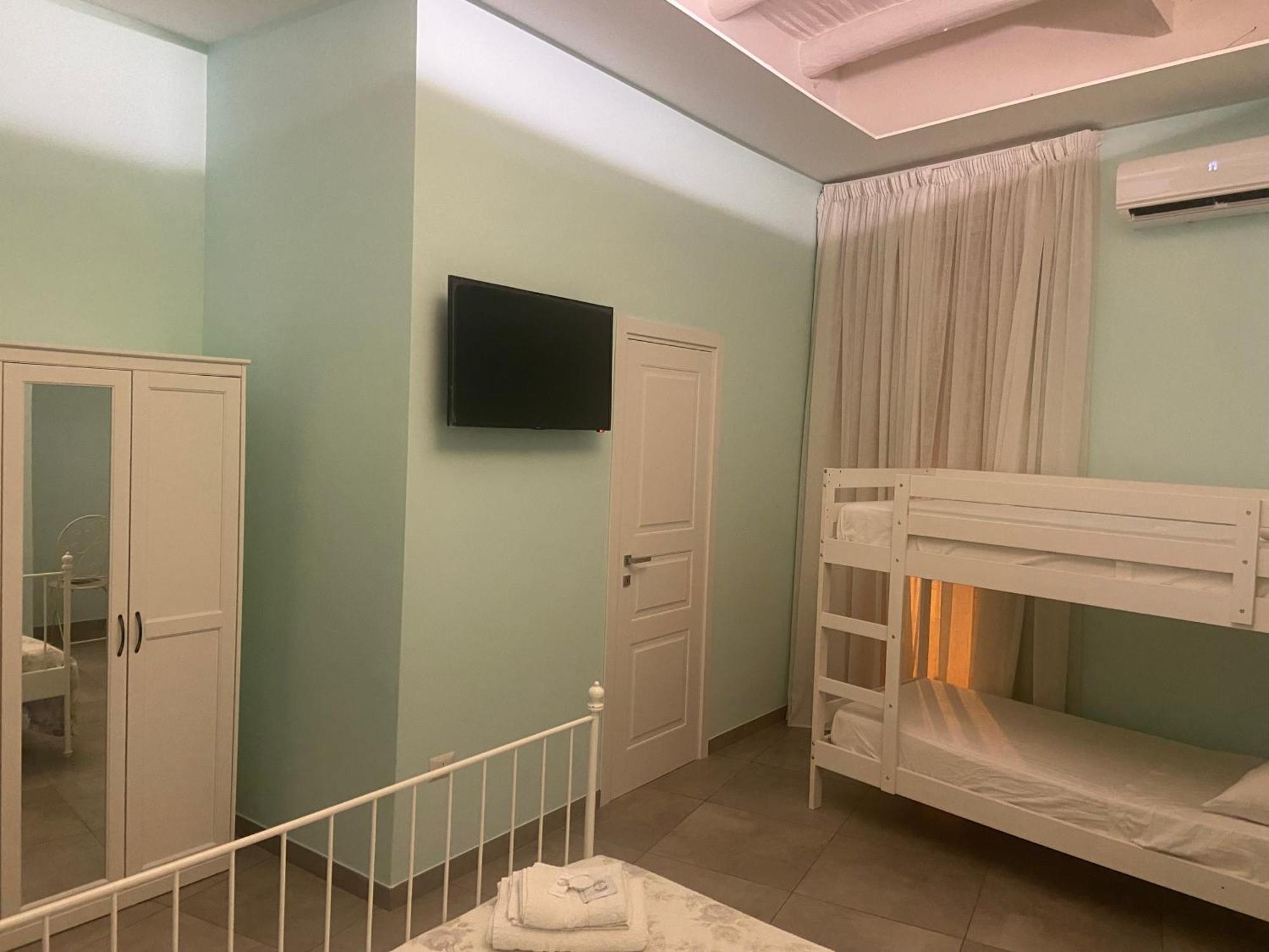 Beb La Gemma Bed & Breakfast Napoli Bagian luar foto